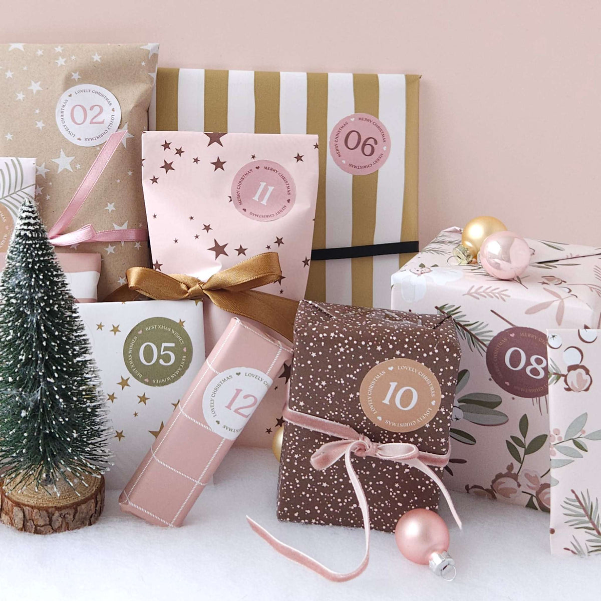 12-daagse adventskalender: ingepakte cadeautjes in roze, goud en bruin papier met nummerstickers van CaDo Depot