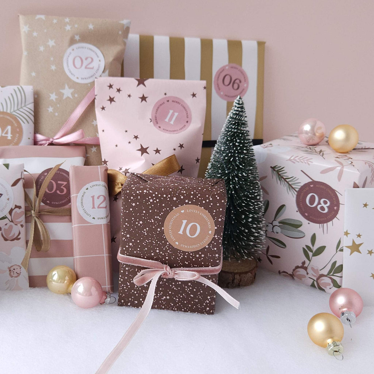 12-daagse adventskalender close-up van ingepakte cadeautjes met nummerstickers van CaDo Depot
