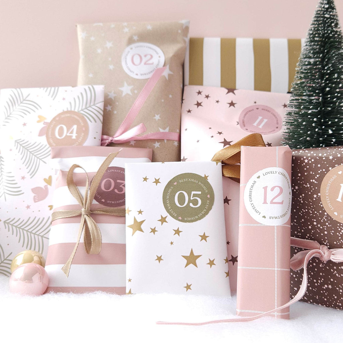 12-daagse adventskalender: cadeautje in wit papier met gouden sterren en mini kerstboom van CaDo Depot