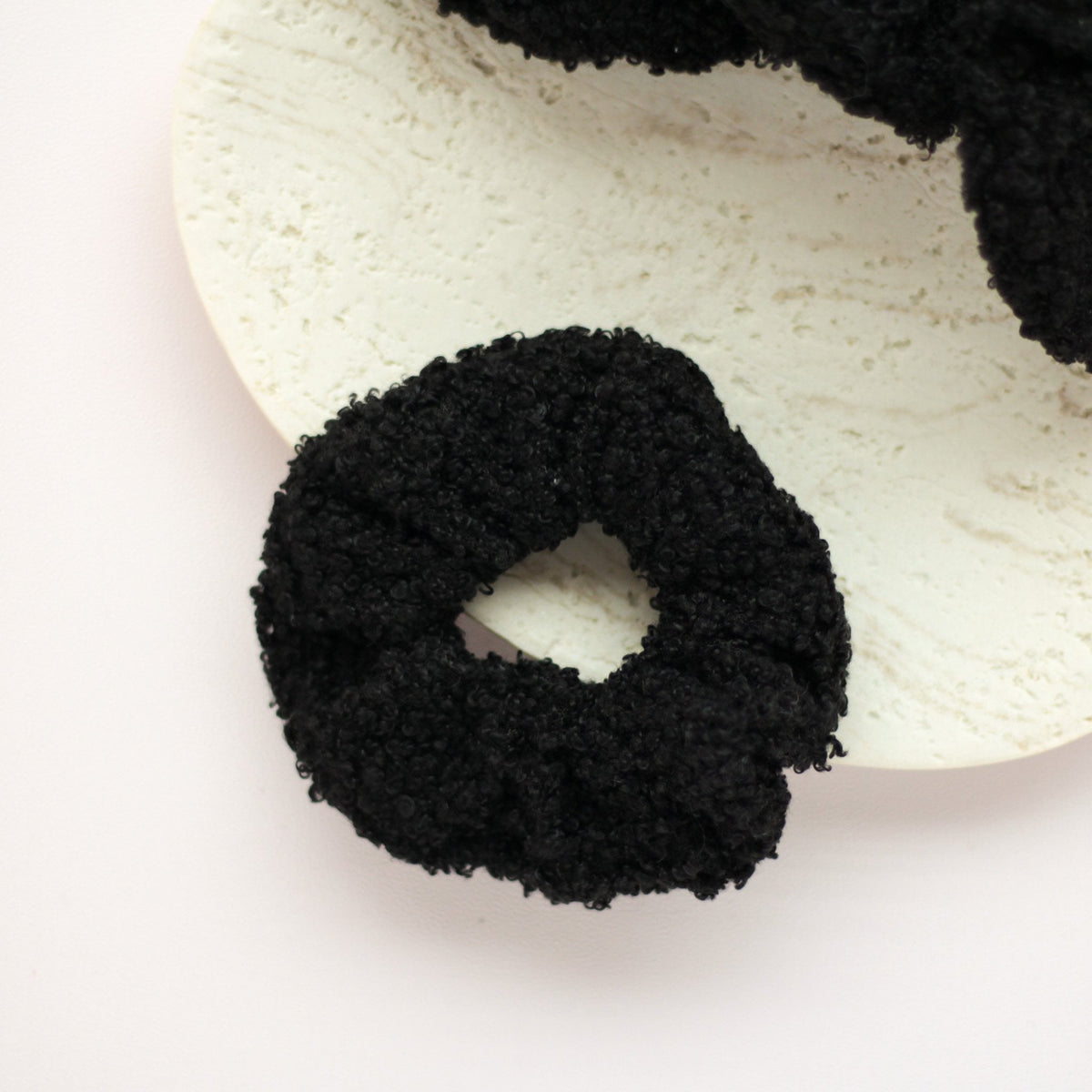 Teddy scrunchie zwart