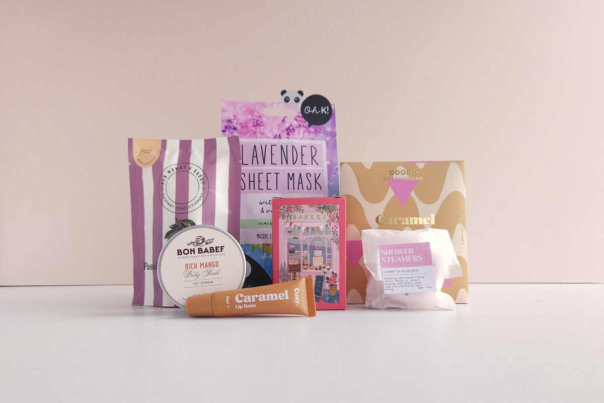 CaDo Depot cadeaubox gevuld met chocolade, gummies, sheet mask en verzorgingsproducten.