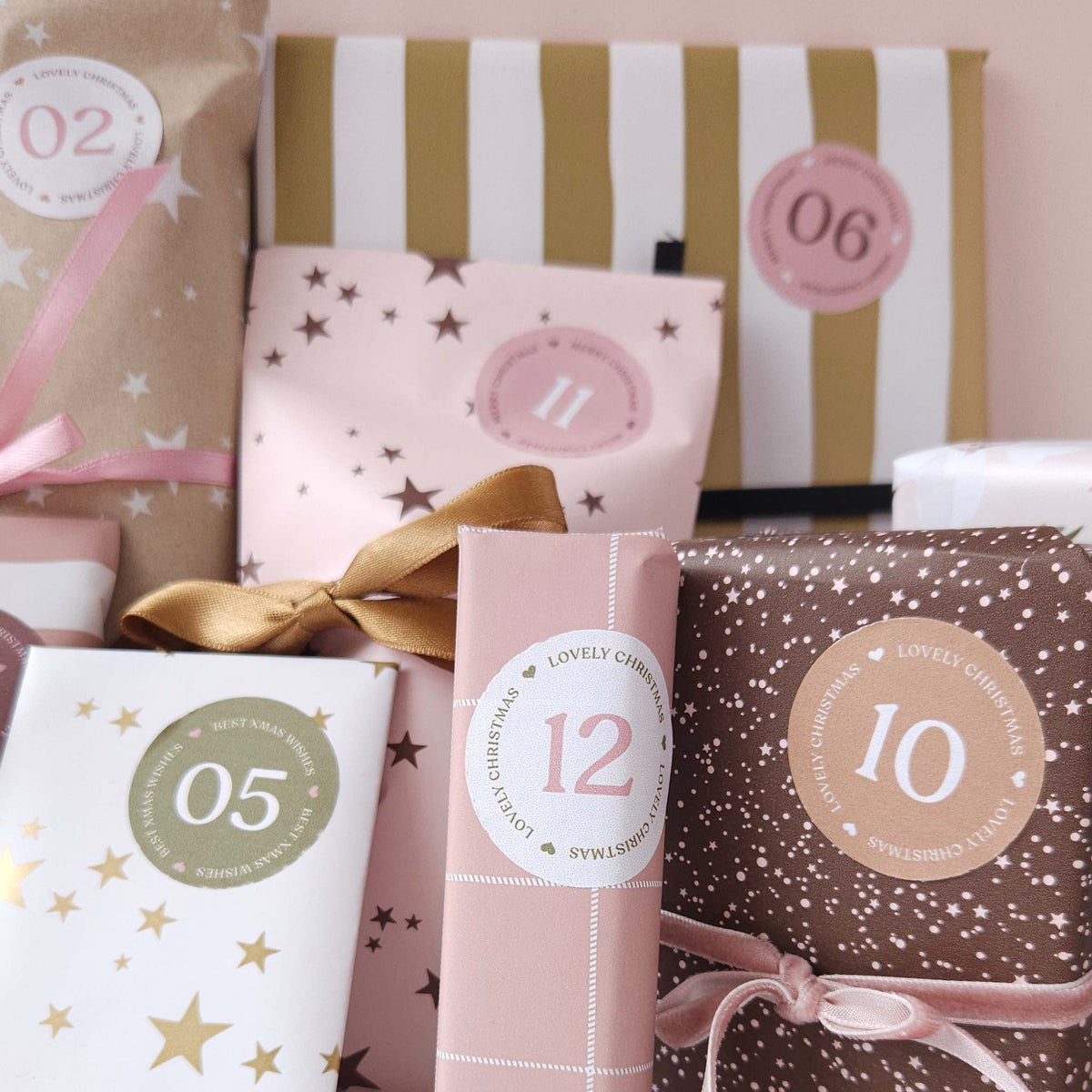 12-daagse adventskalender: cadeautje in bruin sterrenpapier met roze fluwelen lint van CaDo Depot