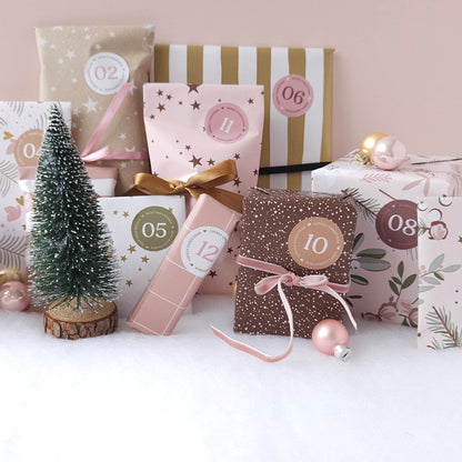 12-daagse adventskalender met ingepakte cadeautjes, nummerstickers en mini kerstboom van CaDo Depot
