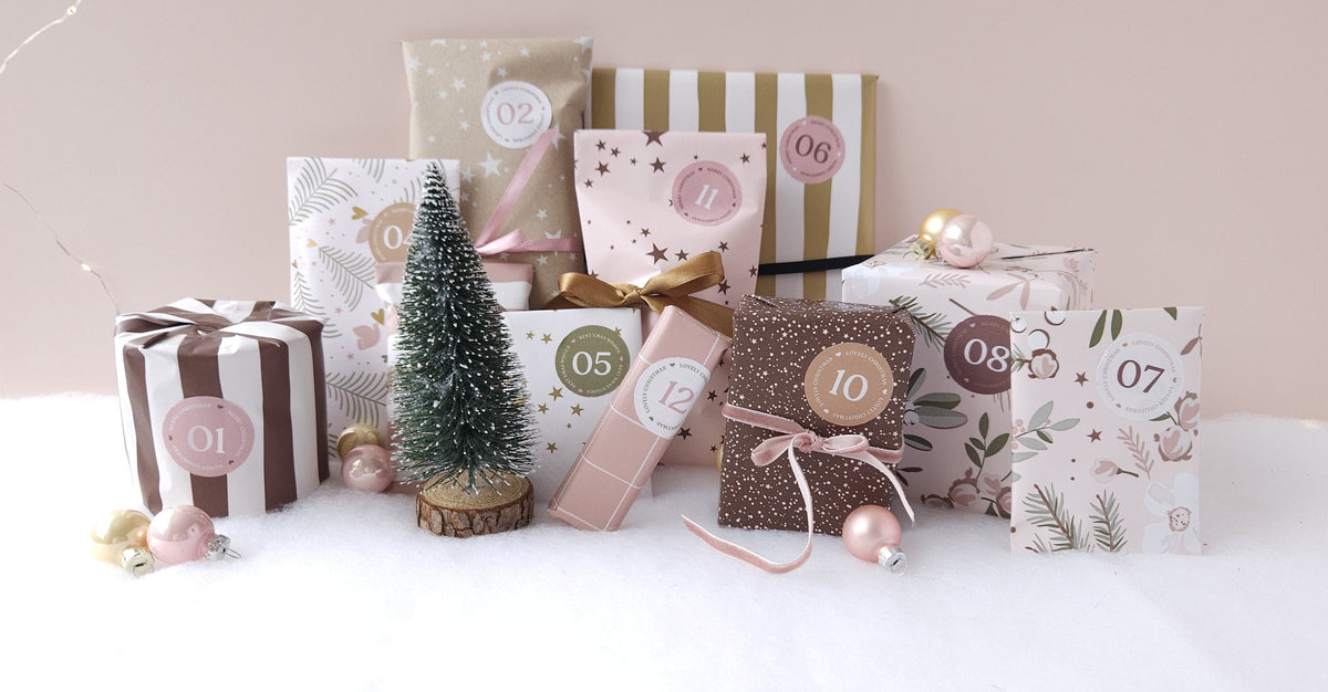 12-daagse adventskalender met ingepakte cadeautjes, nummerstickers en een mini kerstboom van CaDo Depot