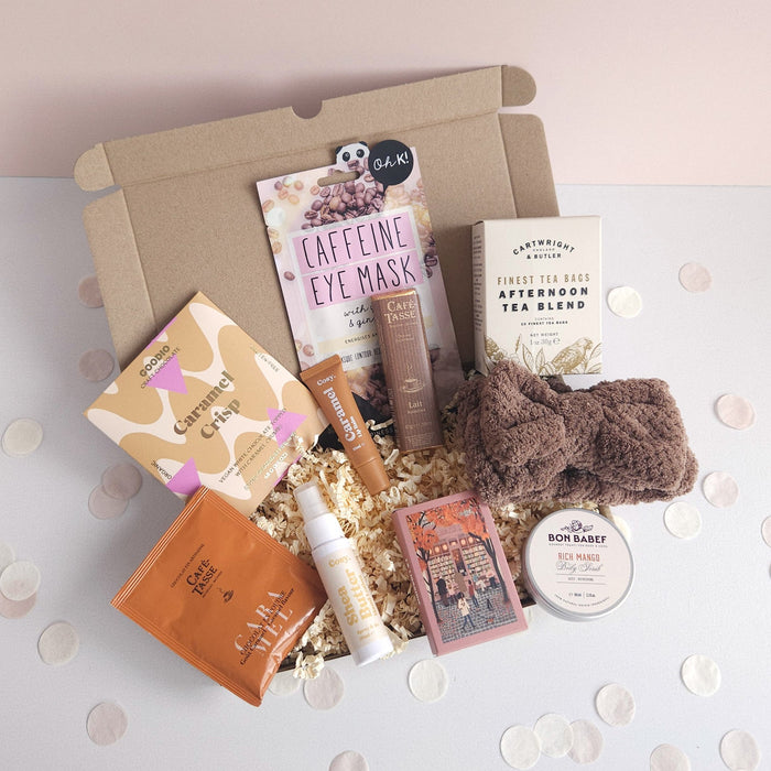 Zelf samengestelde cadeaubox met 10 items: chocolade, thee, oogmasker, body scrub, haarband en een mini puzzel van CaDo Depot