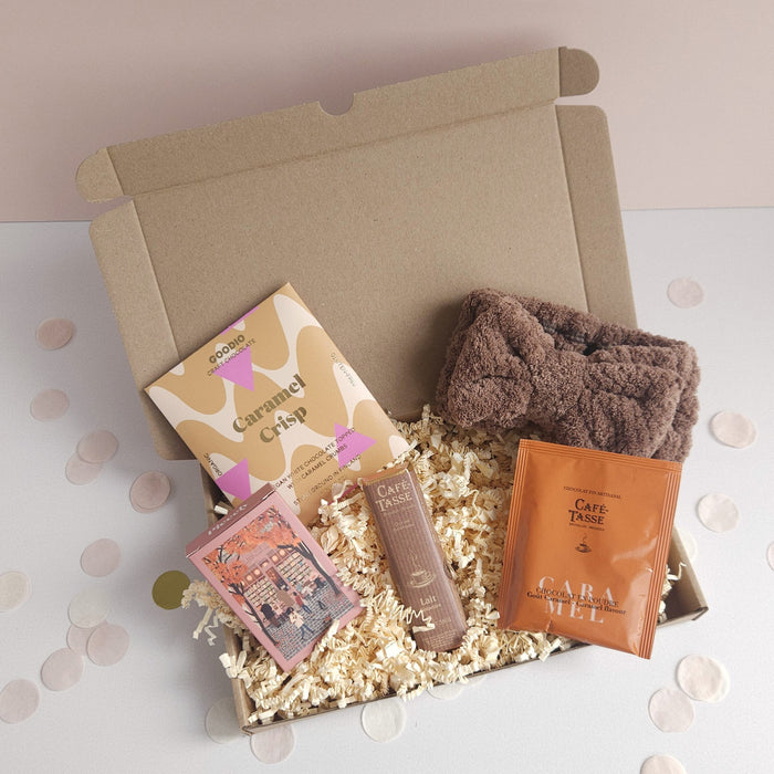 Zelf samengestelde cadeaubox met 5 items: chocolade, warme chocolademelk, haarband en een mini puzzel van CaDo Depot