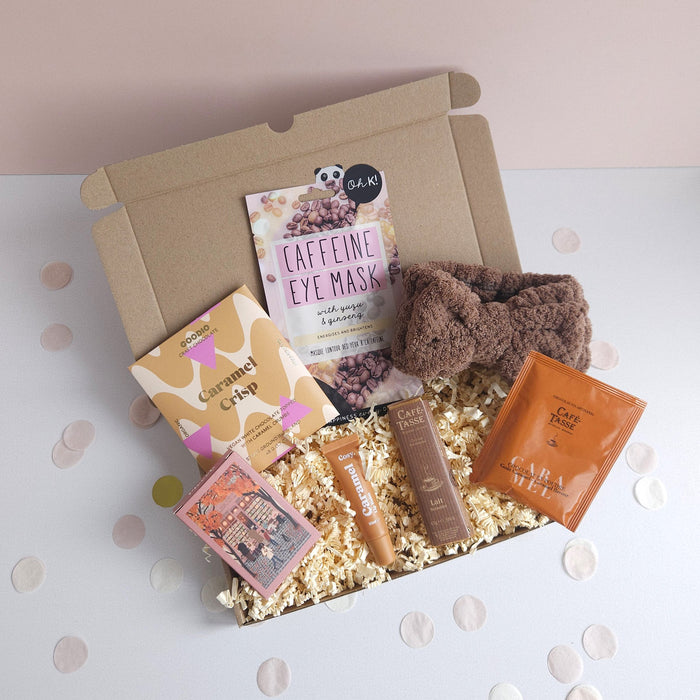 Zelf samengestelde cadeaubox met 7 items: chocolade, warme chocolademelk, oogmasker, lippenbalsem, haarband en een mini puzzel van CaDo Depot