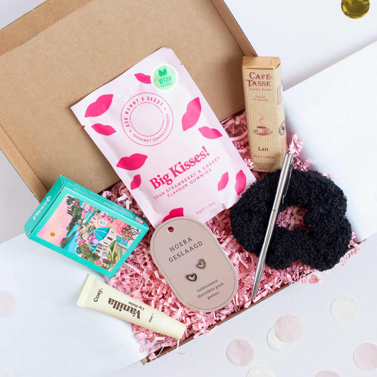 Cadeaubox You did it met geslaagd-oorbellen, chocolade, snoep en puzzel van CaDo Depot