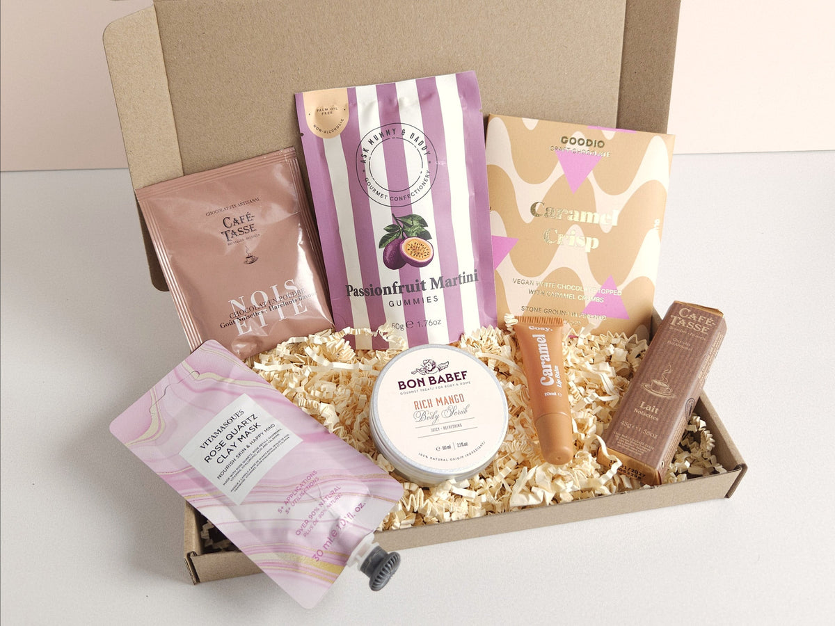 Kant-en-klare cadeaubox van CaDo Depot gevuld met chocolade, gummies, clay mask, body scrub en lipbalm.
